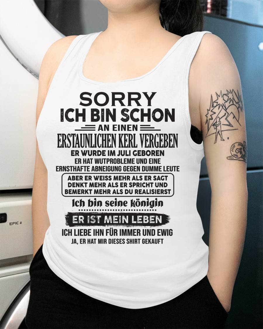 JULI – SORRY ICH BIN SCHON VERGEBEN AN EINEN ERSTAUNLICHEN KERL – GESCHENK FÜR FREUNDIN EHEFRAU – LUSTIGES PAAR T-SHIRT - DTSM07 - (SKU04-136-07)