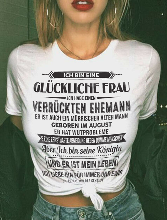 AUGUST – ICH BIN EINE GLÜCKLICHE FRAU – VERRÜCKTER MÜRRISCHER ALTER MANN GEBOREN IM JANUAR – GESCHENK FÜR EHEFRAU – LUSTIGES PAAR T-SHIRT - DTSM08 - (SKU05-13-08)