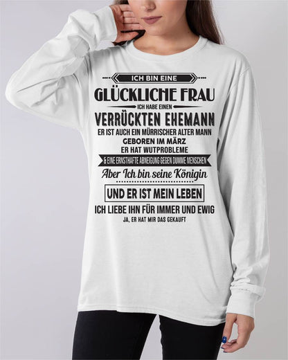 MÄRZ – ICH BIN EINE GLÜCKLICHE FRAU – VERRÜCKTER MÜRRISCHER ALTER MANN GEBOREN IM JANUAR – GESCHENK FÜR EHEFRAU – LUSTIGES PAAR T-SHIRT - DTSM03 - (SKU05-13-03)
