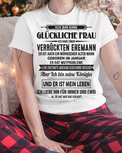 JANUAR – ICH BIN EINE GLÜCKLICHE FRAU – VERRÜCKTER MÜRRISCHER ALTER MANN GEBOREN IM JANUAR – GESCHENK FÜR EHEFRAU – LUSTIGES PAAR T-SHIRT - DTSM01 - (SKU05-13-01)