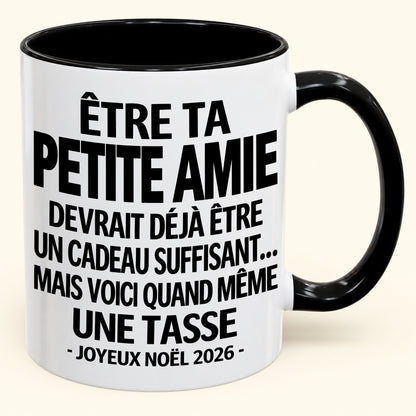 Être ta petite amie est déjà un cadeau suffisant – Mug bicolore humoristique – Cadeau de Noël 2026 (SKU2610-267) MUGFR