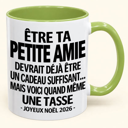 Être ta petite amie est déjà un cadeau suffisant – Mug bicolore humoristique – Cadeau de Noël 2026 (SKU2610-267) MUGFR