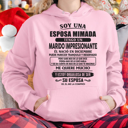 Camiseta Soy una Esposa Mimada con un Marido Impresionante Nacido en Deciembre - DTSM12 (SKU07-176-12)