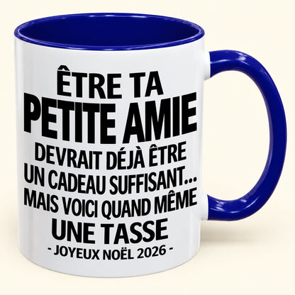 Être ta petite amie est déjà un cadeau suffisant – Mug bicolore humoristique – Cadeau de Noël 2026 (SKU2610-267) MUGFR