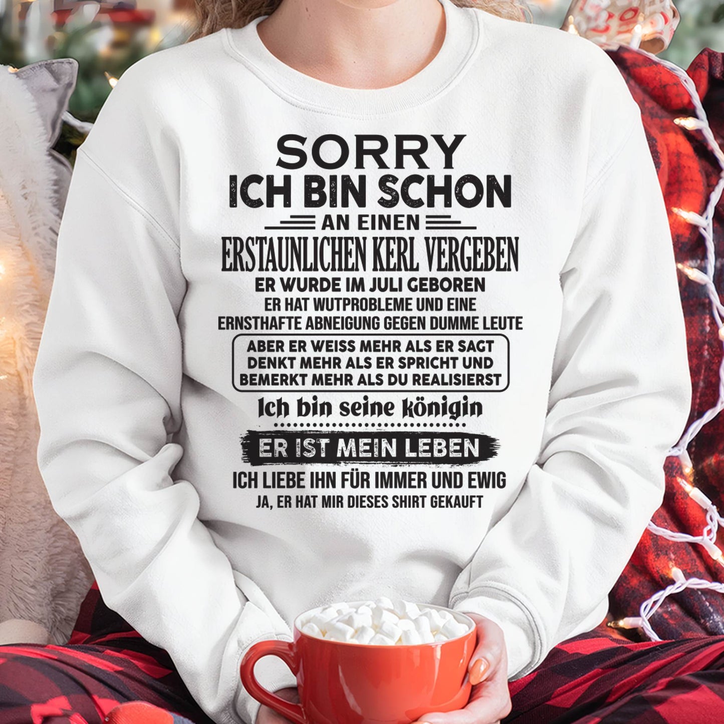 JULI – SORRY ICH BIN SCHON VERGEBEN AN EINEN ERSTAUNLICHEN KERL – GESCHENK FÜR FREUNDIN EHEFRAU – LUSTIGES PAAR T-SHIRT - DTSM07 - (SKU04-136-07)