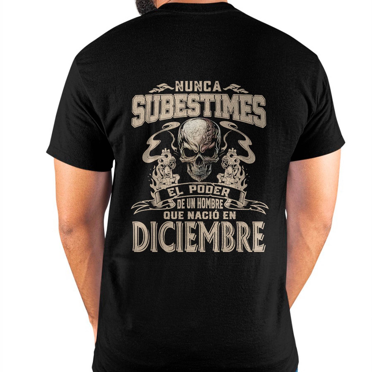 Camiseta Nunca Subestimes el Poder de un Hombre que Nació en Deciembre - DTSM12 (SKU08-78-12)