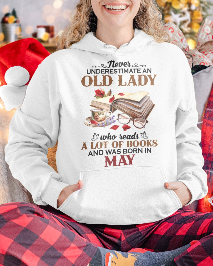 An Old May Lady Who Reads Books - Perfect Shirt For Women DTSM05