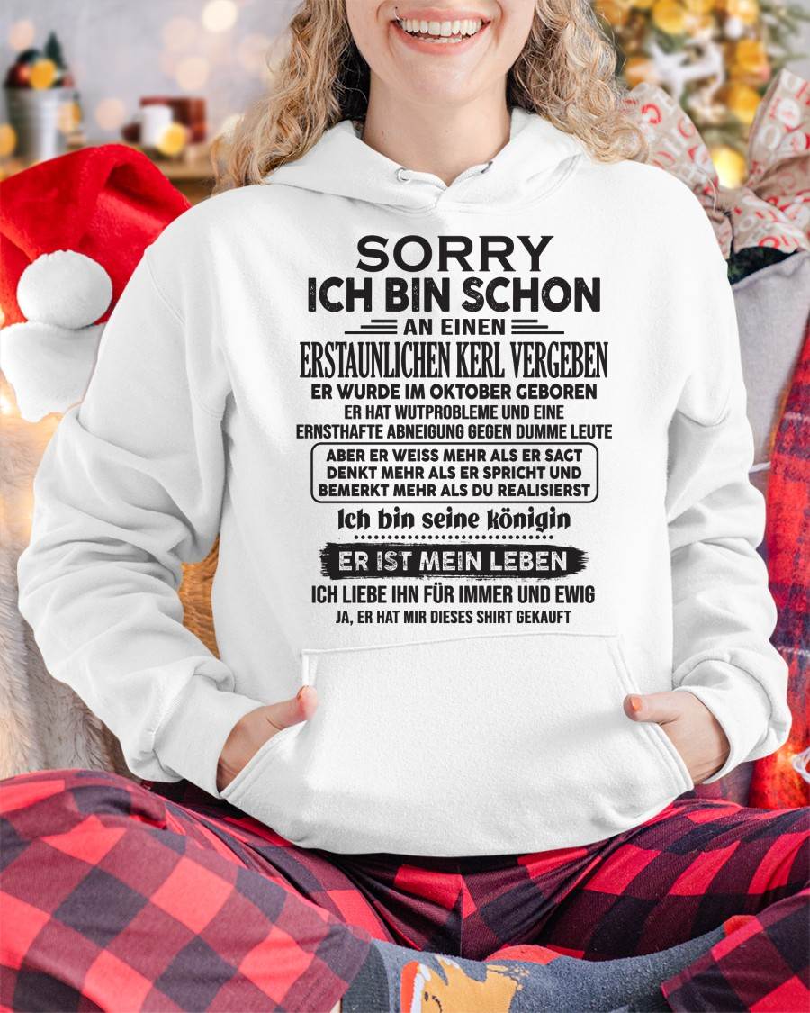 OKTOBER – SORRY ICH BIN SCHON VERGEBEN AN EINEN ERSTAUNLICHEN KERL – GESCHENK FÜR FREUNDIN EHEFRAU – LUSTIGES PAAR T-SHIRT - DTSM10 - (SKU04-136-10)