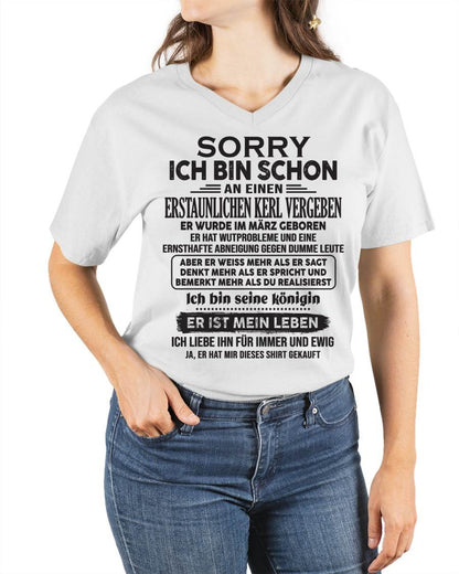 MÄRZ – SORRY ICH BIN SCHON VERGEBEN AN EINEN ERSTAUNLICHEN KERL – GESCHENK FÜR FREUNDIN EHEFRAU – LUSTIGES PAAR T-SHIRT - DTSM03 - (SKU04-136-03)