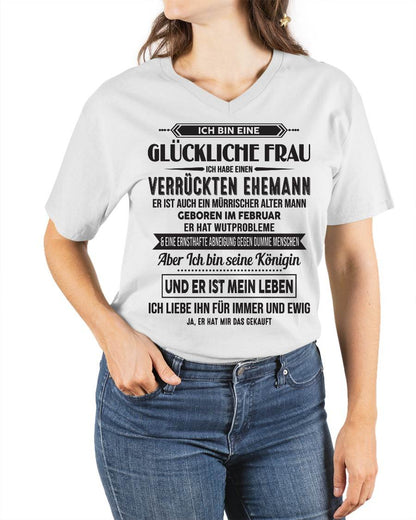 FEBRUAR – ICH BIN EINE GLÜCKLICHE FRAU – VERRÜCKTER MÜRRISCHER ALTER MANN GEBOREN IM JANUAR – GESCHENK FÜR EHEFRAU – LUSTIGES PAAR T-SHIRT - DTSM02 - (SKU05-13-02)