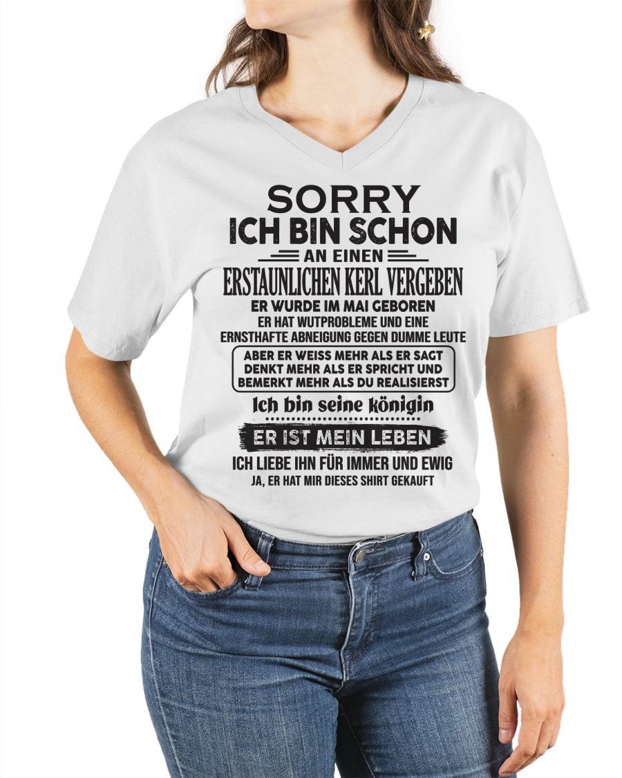 MAI – SORRY ICH BIN SCHON VERGEBEN AN EINEN ERSTAUNLICHEN KERL – GESCHENK FÜR FREUNDIN EHEFRAU – LUSTIGES PAAR T-SHIRT - DTSM05 - (SKU04-136-05)