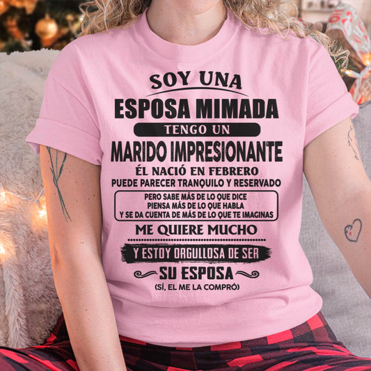 Camiseta Soy una Esposa Mimada con un Marido Impresionante Nacido en Febrero - DTSM02 (SKU07-176-02)
